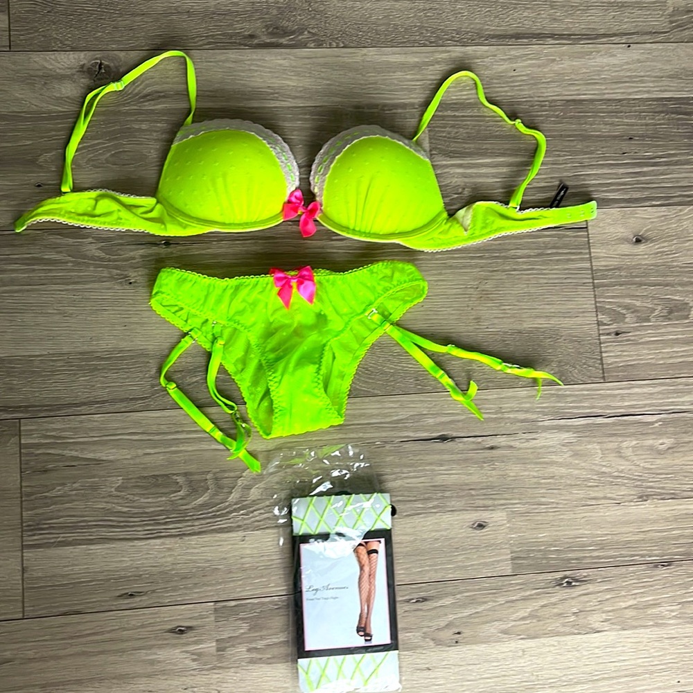 NWOT Victoria's Secret green bra set